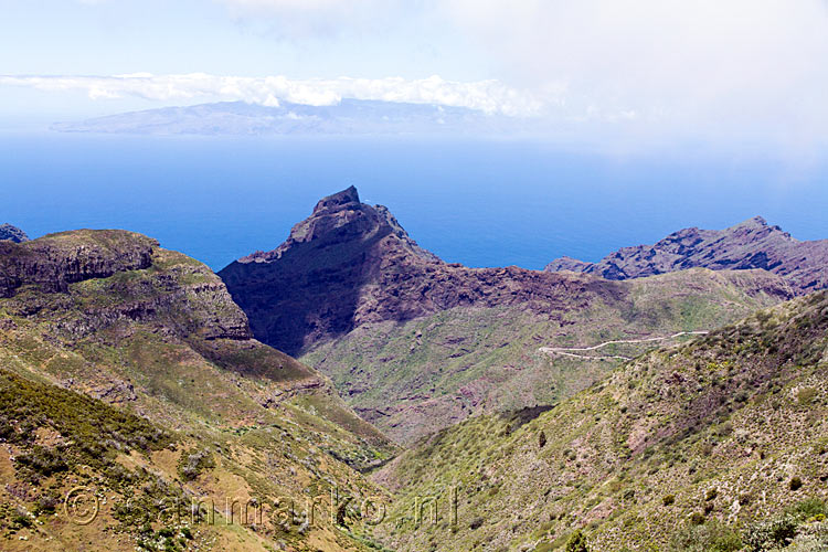 Het dal van Masca en La Gomera gezien vanaf de Pico Verde op Tenerife