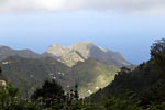 Vanaf het wandelpad uitzicht over het dal richting Punta del Hidalgo op Tenerife