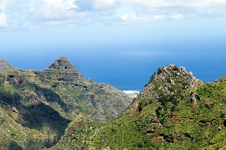Vanaf het wandelpad door het dal bij Punta del Hidalgo uitzicht over de noordkust van Tenerife