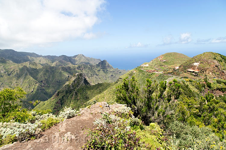 Vanaf een uitzichtpunt een mooi uitzicht over de bergen rondom het Anaga gebergte op Tenerife