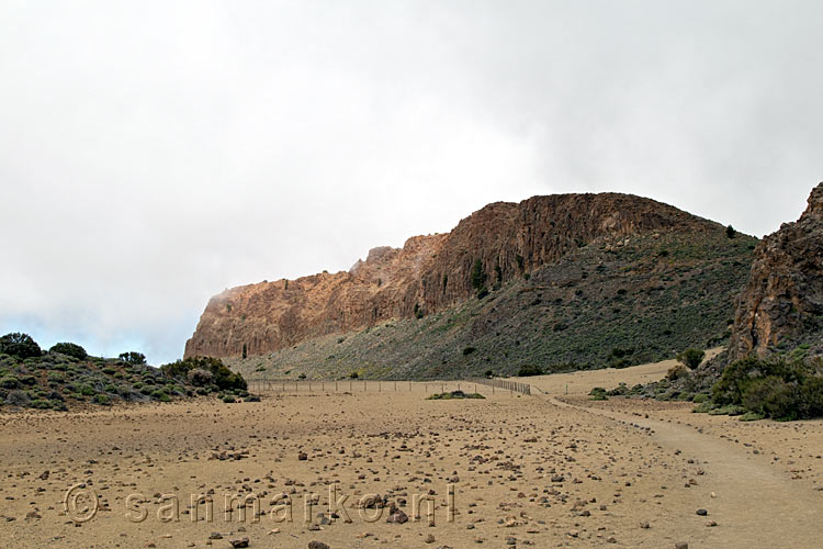 Een platte vlakte voor het imposante La Fortaleza bij El Teide in Las Cañadas