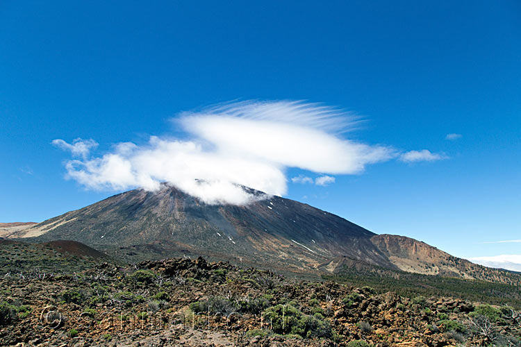 Een schitterend uitzicht over El Teide met wolken vanaf La Fortaleza