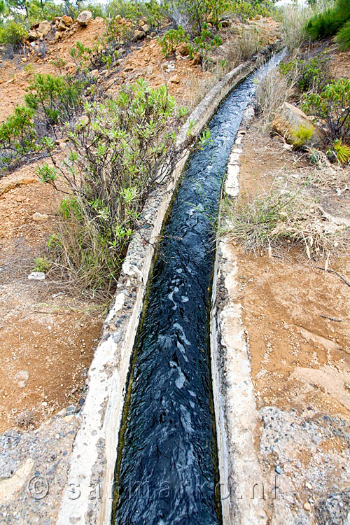 We steken een waterweg over met water bij Las Vegas op Tenerife in Spanje