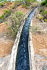 We steken een waterweg over met water bij Las Vegas op Tenerife in Spanje
