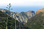 Tijdens de wandeling hebben we uitzicht over de grillige bergen naar Lomo de Tablado bij Masca op Tenerife