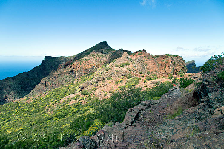 In de verte ons eindpunt, Roque de la Cabezaca bij Masca op Tenerife op de Canarische Eilanden