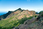 In de verte ons eindpunt, Roque de la Cabezaca bij Masca op Tenerife op de Canarische Eilanden