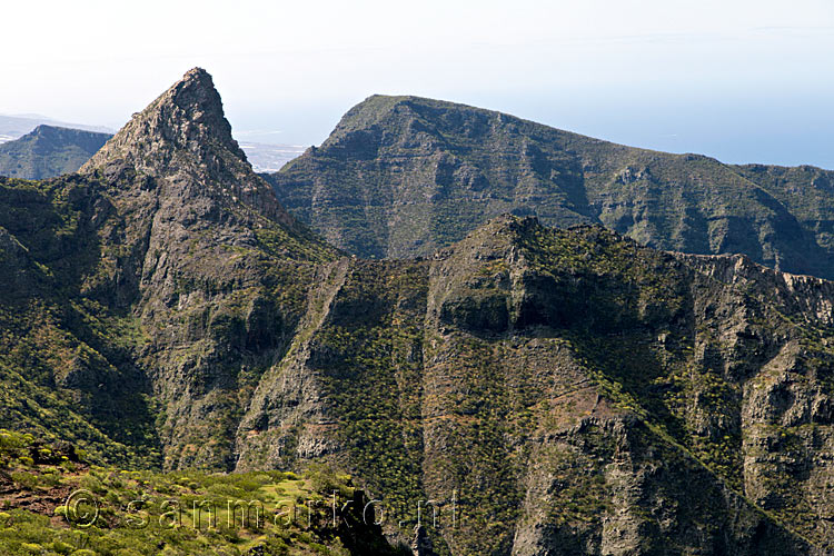Groene grillige berghellingen bij Lomo de Tablado en Roque de La Cabezaca bij Masca op Tenerife
