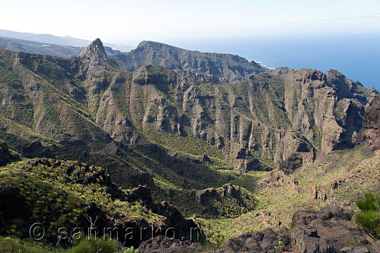 Wandelend omgeven door schitterende uitzichten tijdens de wandeling naar Roque de La Cabezaca op Tenerife