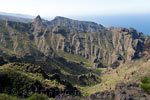 Wandelend omgeven door schitterende uitzichten tijdens de wandeling naar Roque de La Cabezaca op Tenerife