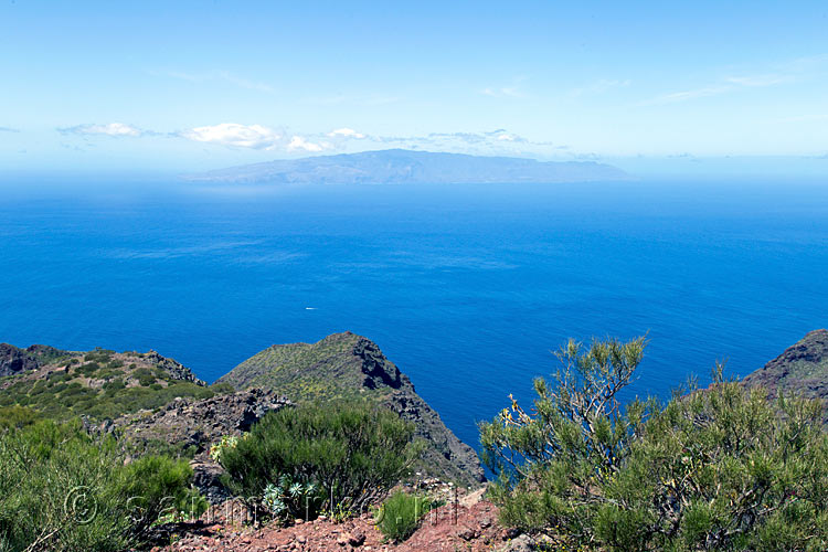 La Gomera gezien vanaf Roque de La Cabezaca bij het dal van Masca op Tenerife