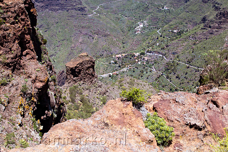 Vanaf het wandelpad het uitzicht op het dorp Masca op Tenerife op de Canarische Eilanden