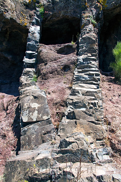 De erosie tussen de harde grijze lavastromen tijdens de wandeling naar Lomo de Tablado en Roque de La Cabezaca