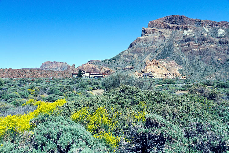 Aan de andere kant van de weg het bezoekerscentrum en Montana de Guajara op Tenerife