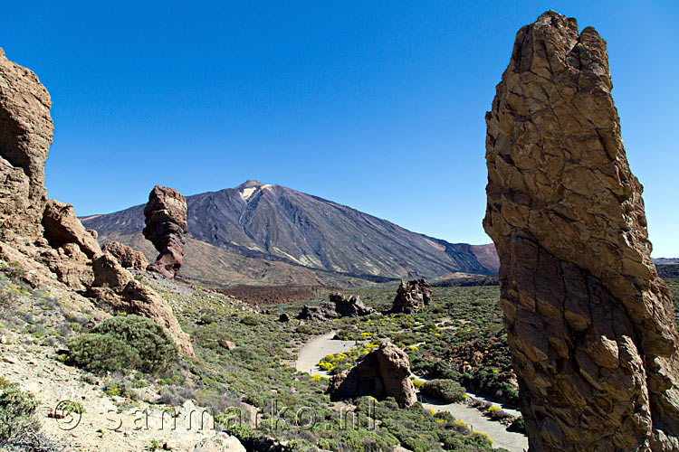 Roque Cinchado met El Teide op de achtergrond in Las Cañadas op Tenerife in Spanje