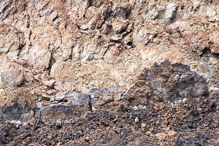 Verschillende kleuren lava stromen langs het wandelpad bij Montaña de la Botija in Las Cañadas op Tenerife