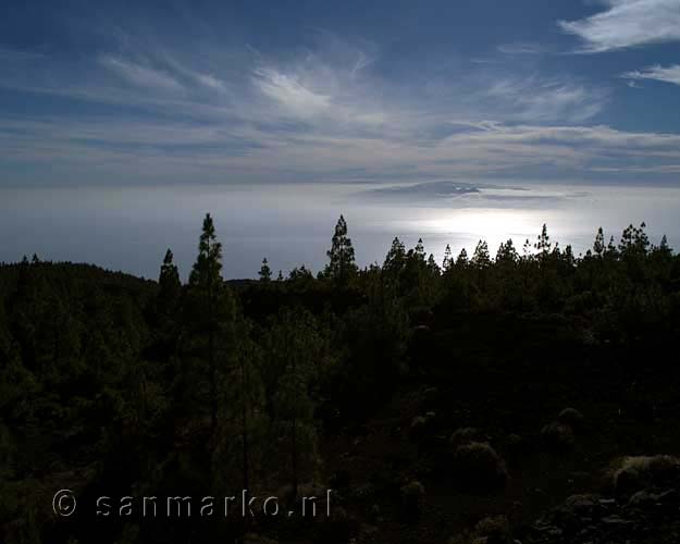 Uitzicht op het buureiland La Gomera vanaf Tenerife