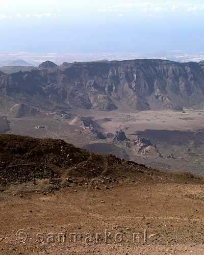 Uitzicht tijdens de wandeling vanaf de Teide over Las Cañadas op Tenerife