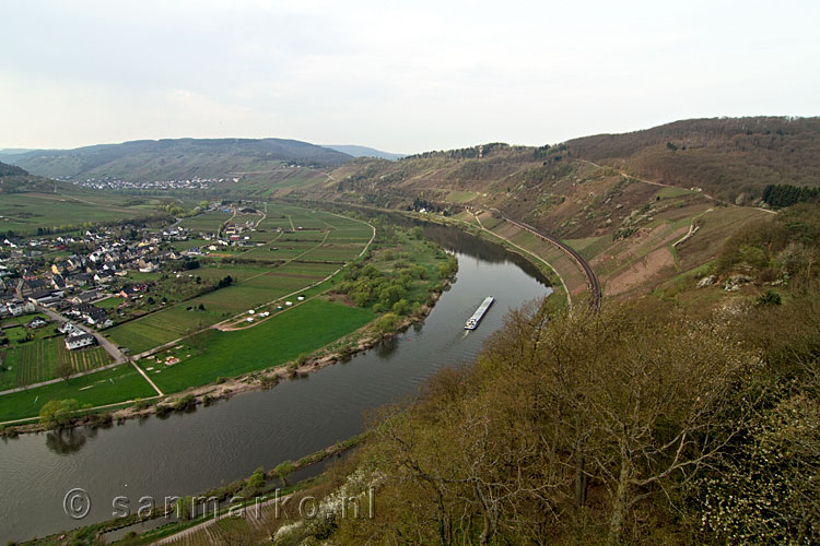 Het uitzicht over Pünderich en de panorama wandelweg