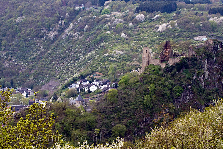 De ruines van Burg Are bij Altenahr in het Ahrtal in de Eifel