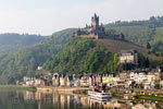 De Reichsburg Cochem vanaf de brug over de Moezel in Duitsland