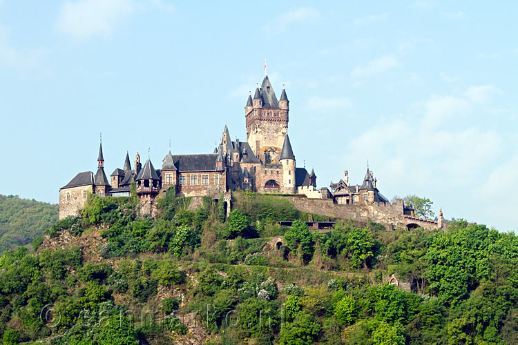 Vanaf de Apollo weg het uitzicht over de Reichsburg Cochem aan de Moezel