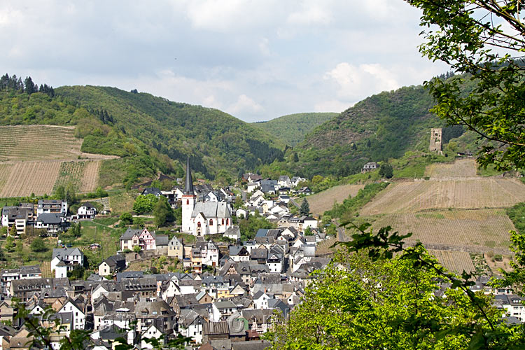 Tijdens de wandeling dit uitzicht over Klotten en de Ruine Coraidelstein