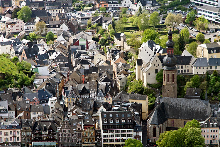 Uitzicht op de huizen van Cochem vanaf het wandelpad langs de Moezel