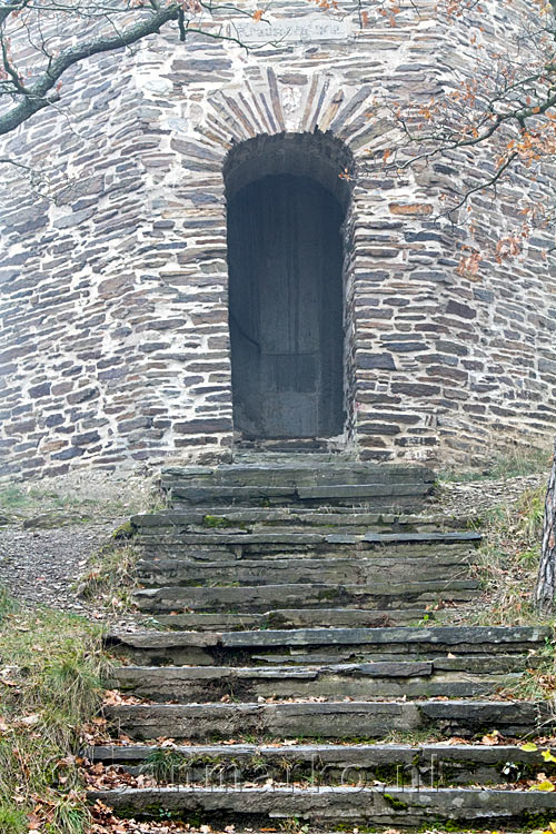 De deur van de toren op de Krausberg bij Dernau in het Ahrtal