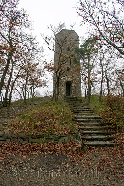 De toren op de Krausberg bij Dernau in het Ahrtal in de Eifel