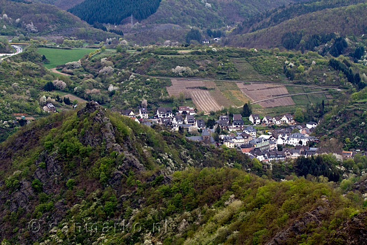 Uitzicht op Altenahr tijdens de wandeling in het Ahrtal