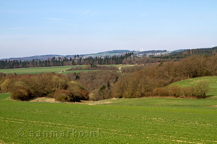Het uitzicht op de akkers rondom Greimersburg richting het Enderttal