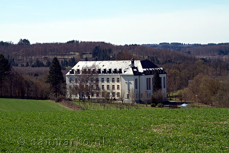 Vanaf de weg een mooi uitzicht op Kloster Maria Martental