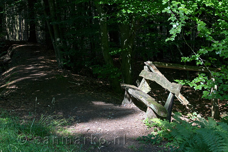 Een oude bank langs het wandelpad langs de Hassebachgraben bij Rott