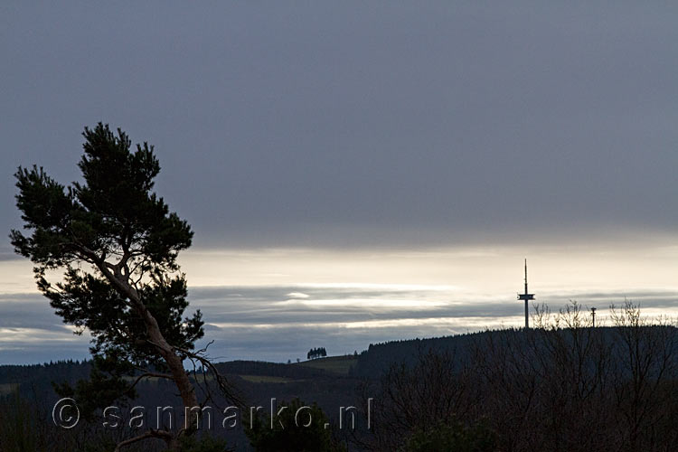 Uitzicht vanaf het wandelpad bij Heckenbach over de Eifel en de radio toren