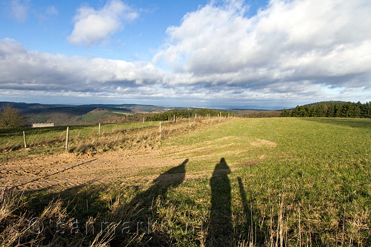 Schaduwen in de lage winterzon met het uitzicht over de Eifel bij Heckenbach