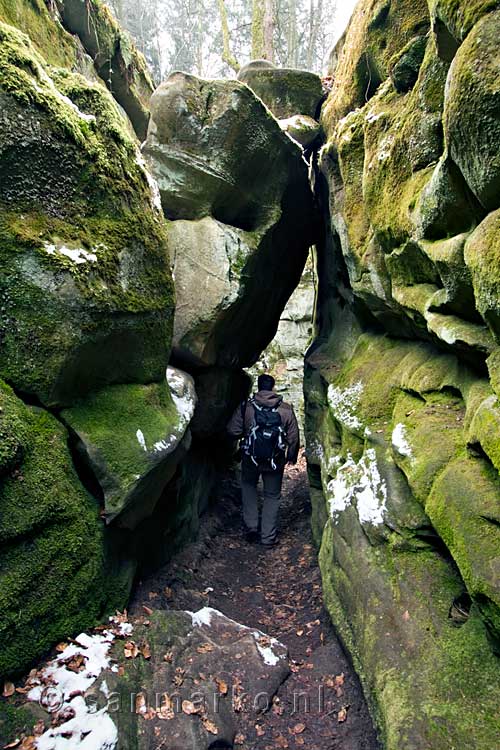 Een smalle kloof leidt ons naar de Teufelsschlucht bij Irrel