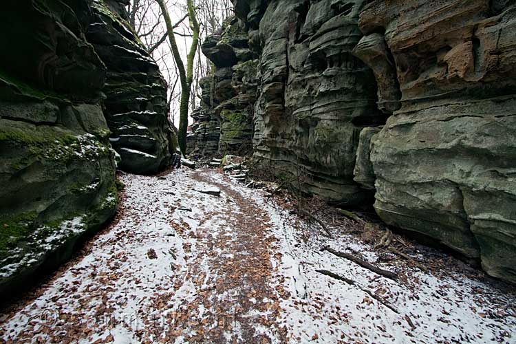 Sneeuw in een koude maar zeer mooie Teufelsschlucht bij Irrel in Duitsland