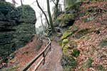 Uitzicht op het wandelpad tussen de rotsen bij de Teufelsschlucht bij Irrel