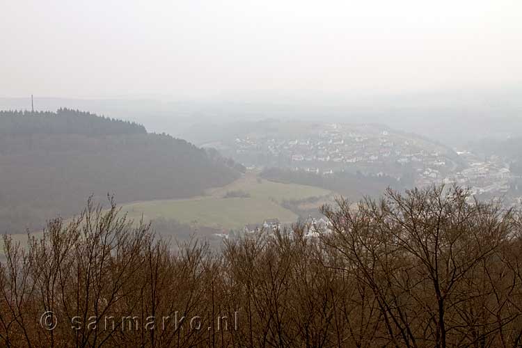 Vanaf het wandelpad het uitzicht over Irrel in de Eifel in Duitsland
