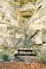 Een leuk bankje in de rotsen van de Teufelsschlucht bij Irrel in de Eifel