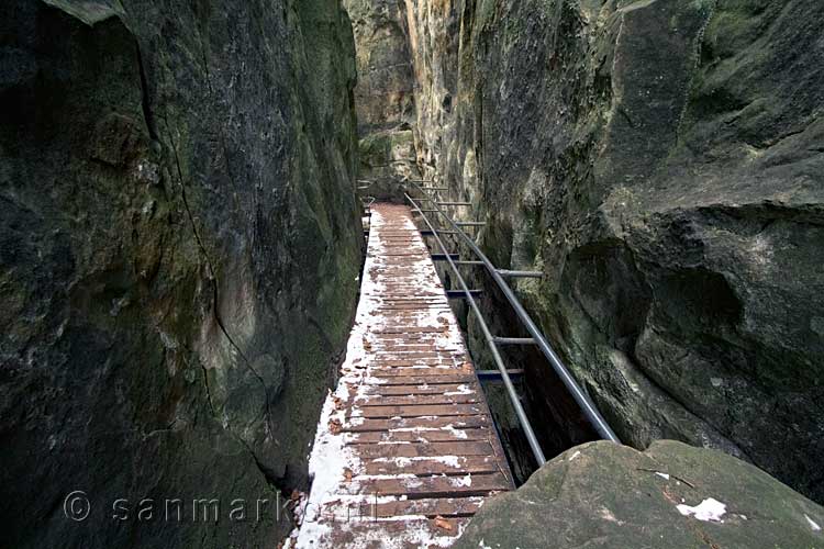 Een vlonderpad door de kloof van de de Teufelsschlucht bij Irrel in de Eifel