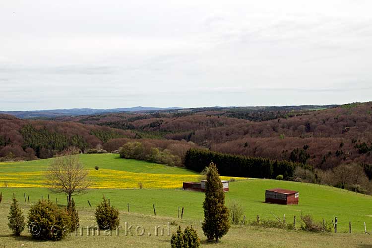 Vanaf het uitzichtpunt een mooi uitzicht over de Eifel, de Hohe Acht en het Ahrtal