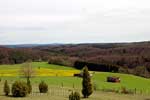 Vanaf het uitzichtpunt een mooi uitzicht over de Eifel, de Hohe Acht en het Ahrtal