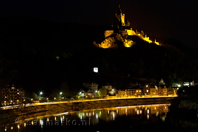 Reichsburg Cochem aan de Moezel in de nacht