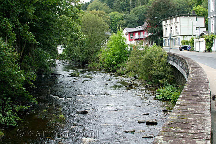 Wandelen langs de oever van de Rur in Monschau in de Eifel