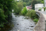 Wandelen langs de oever van de Rur in Monschau in de Eifel