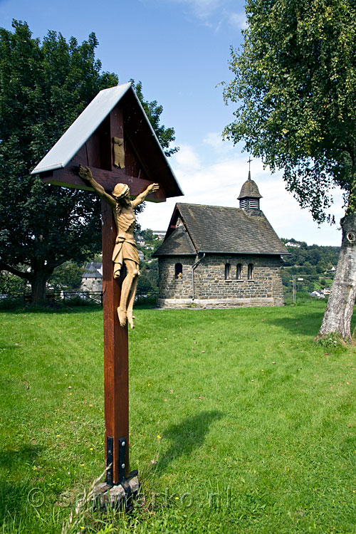 Een mooi klein kerkje aan de rand van de Jahrhundertweg bij Monschau in Duitsland