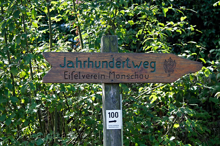 De bewijzering van de Jahrhundertweg Monschau van de Eifelverein