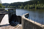 De dam van de Perlenbachtalsperre bij Monschau in de Eifel in Duitsland
